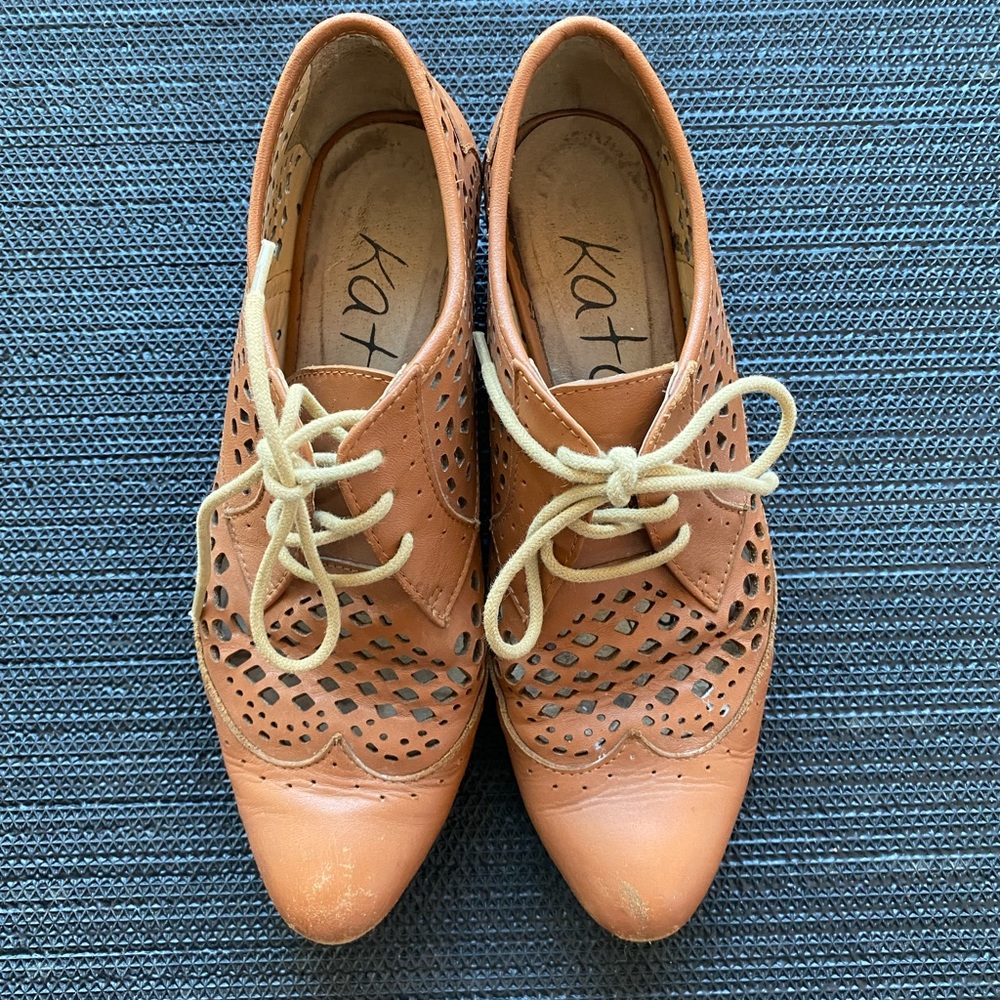 Kate & Mel | Size 37 Brown laser cut heeled oxfords.